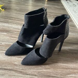 closed toe black stilettos - size 7